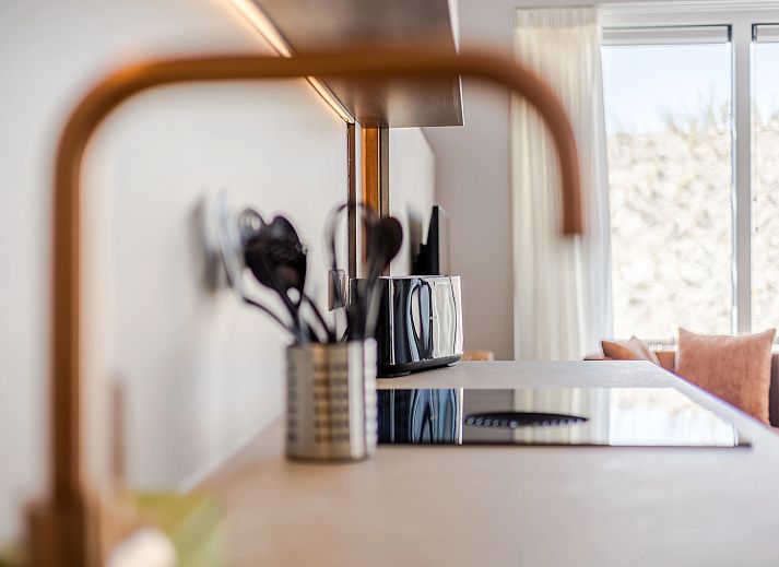 Stilvolle Sitzecke in der 2-4-Bett-Wohnung 2-4C, Ouddorp, Goeree-Overflakkee, mit moderner Kunst an der Wand.