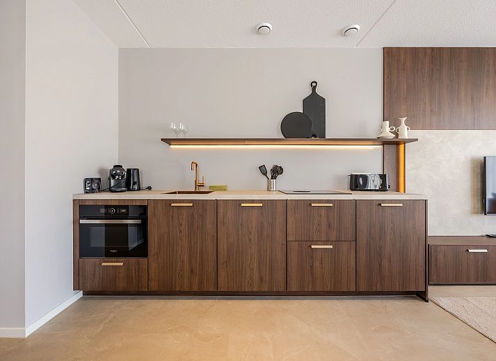 Stilvolle Sitzecke in der 2-4-Bett-Wohnung 2-4C, Ouddorp, Goeree-Overflakkee, mit moderner Kunst an der Wand.