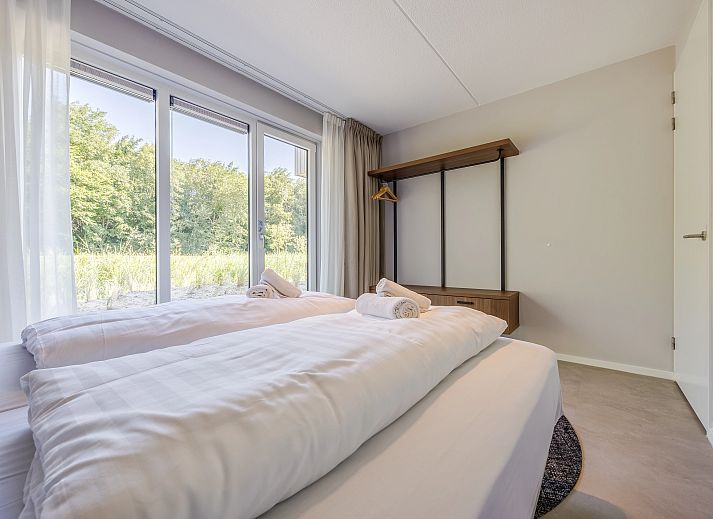 Gemuetliche Sitzecke mit Blick auf die Terrasse in der 2-4-Bett-Wohnung 2-4C, Ouddorp, Goeree-Overflakkee.