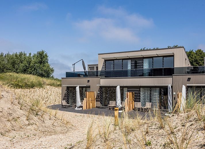 Gemuetliche Sitzecke mit Blick auf die Terrasse in der 2-4-Bett-Wohnung 2-4C, Ouddorp, Goeree-Overflakkee.