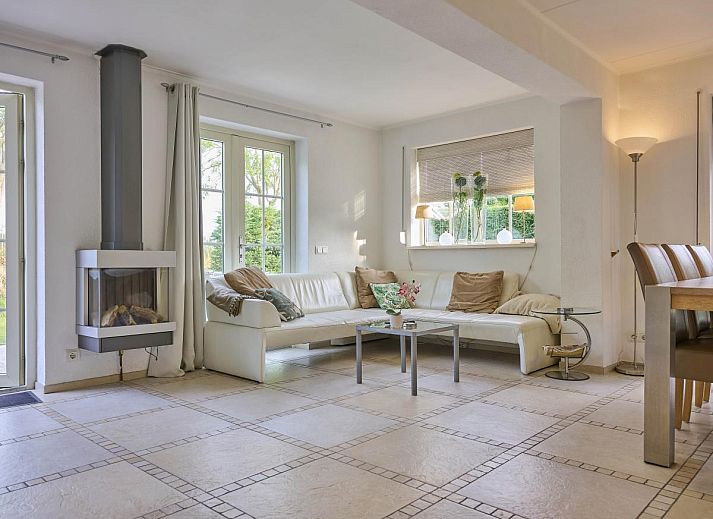 Villa Robinie in Oude-Tonge, vakantiehuis met zonnig terras en groene tuin in Goeree-Overflakkee, Zuid-Holland.