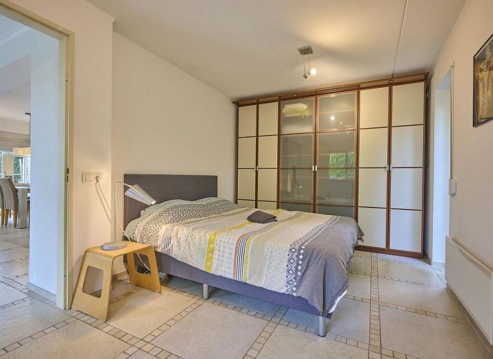 Villa Robinie in Oude-Tonge, vakantiehuis met zonnig terras en groene tuin in Goeree-Overflakkee, Zuid-Holland.