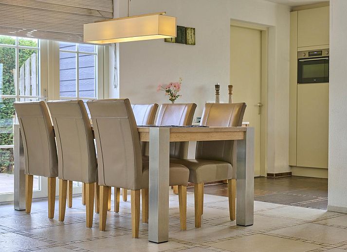 Villa Robinie in Oude-Tonge, vakantiehuis met zonnig terras en groene tuin in Goeree-Overflakkee, Zuid-Holland.