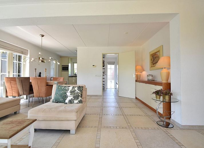 Gezellige woonkamer in Villa Robinie, vakantiehuis in Oude-Tonge, met open haard en ruime zithoek, Goeree-Overflakkee.