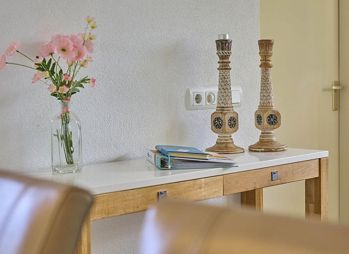 Gezellige woonkamer in Villa Robinie, vakantiehuis in Oude-Tonge, met open haard en ruime zithoek, Goeree-Overflakkee.