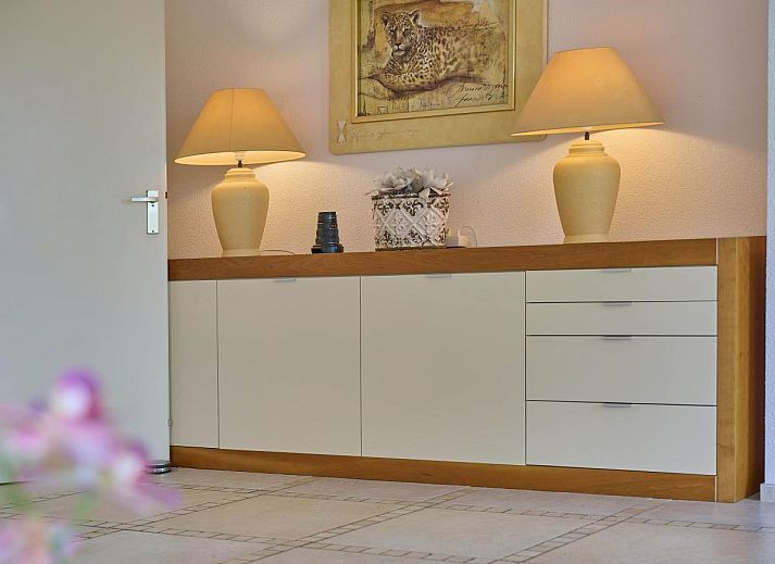 Stijlvolle slaapkamer in Villa Robinie, vakantiehuis te Oude-Tonge, met tweepersoonsbed en ruime kledingkast, Zuid-Holland.