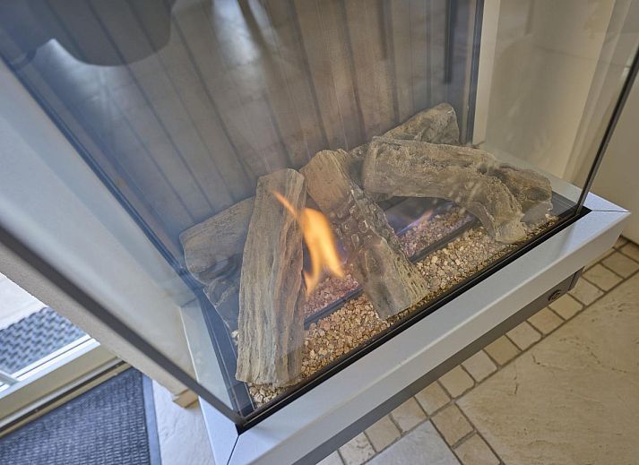 Stijlvolle slaapkamer in Villa Robinie, vakantiehuis te Oude-Tonge, met tweepersoonsbed en ruime kledingkast, Zuid-Holland.