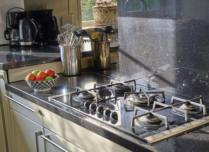 Stijlvolle slaapkamer in Villa Robinie, vakantiehuis te Oude-Tonge, met tweepersoonsbed en ruime kledingkast, Zuid-Holland.