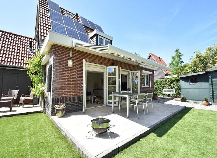 Stijlvolle slaapkamer in Villa Robinie, vakantiehuis te Oude-Tonge, met tweepersoonsbed en ruime kledingkast, Zuid-Holland.