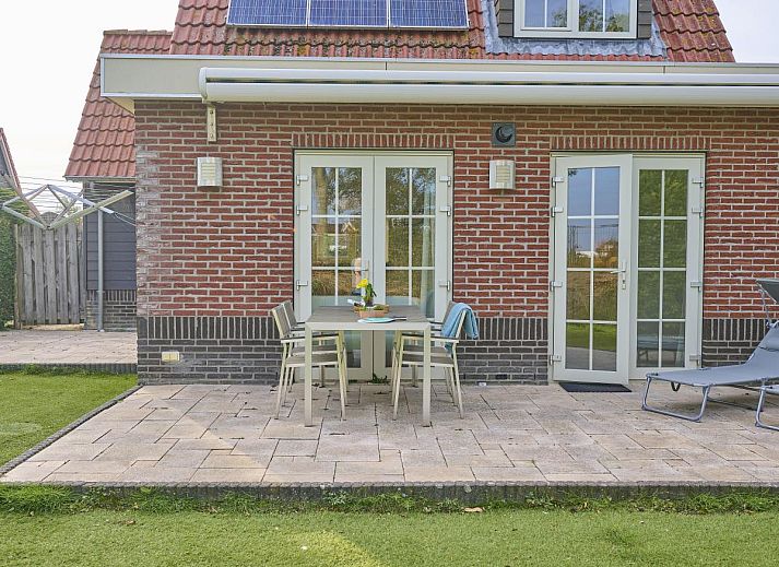 Lichte slaapkamer in Villa Robinie, vakantiehuis in Oude-Tonge, Goeree-Overflakkee, met modern interieur en groot raam.