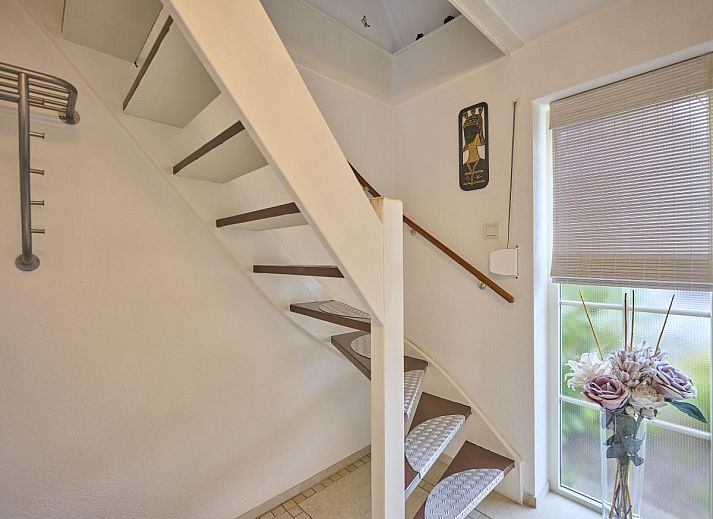 Lichte slaapkamer in Villa Robinie, vakantiehuis in Oude-Tonge, Goeree-Overflakkee, met modern interieur en groot raam.