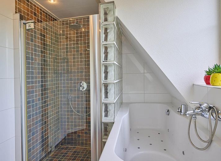 Lichte slaapkamer in Villa Robinie, vakantiehuis in Oude-Tonge, Goeree-Overflakkee, met modern interieur en groot raam.