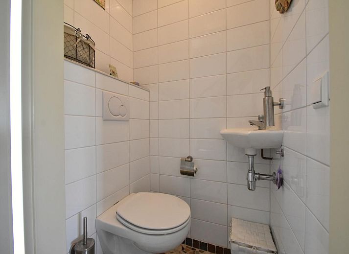 Eetkamer in Villa Robinie, vakantiehuis in Oude-Tonge, Zuid-Holland, met grote tafel en comfortabele stoelen.