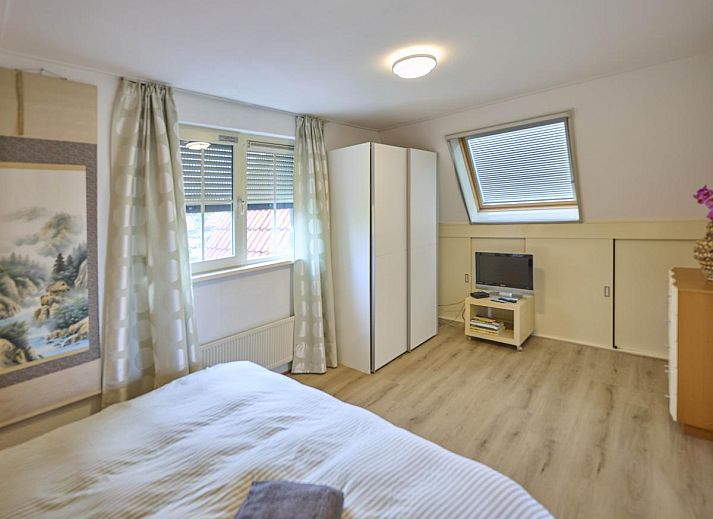 Eetkamer in Villa Robinie, vakantiehuis in Oude-Tonge, Zuid-Holland, met grote tafel en comfortabele stoelen.