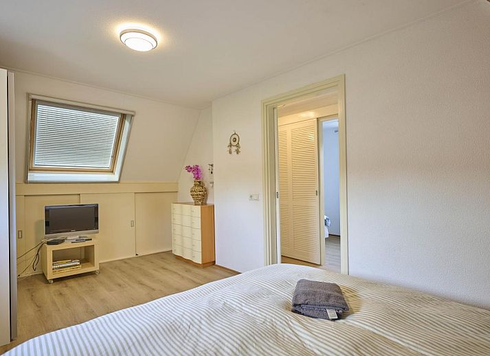 Eetkamer in Villa Robinie, vakantiehuis in Oude-Tonge, Zuid-Holland, met grote tafel en comfortabele stoelen.