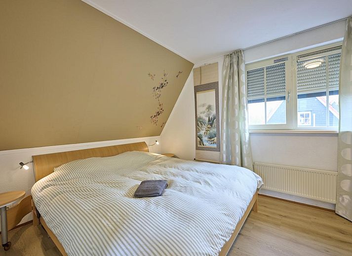 Eetkamer in Villa Robinie, vakantiehuis in Oude-Tonge, Zuid-Holland, met grote tafel en comfortabele stoelen.