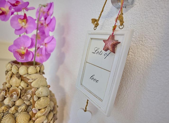 Eetkamer in Villa Robinie, vakantiehuis in Oude-Tonge, Zuid-Holland, met grote tafel en comfortabele stoelen.