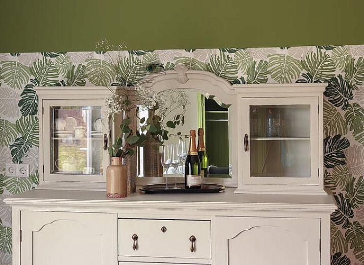 Fruehling im Ferienhaus in Sommelsdijk, Goeree-Overflakkee, Suedholland. Bluehende Baeume umgeben dieses gemuetliche Ferienhaus.