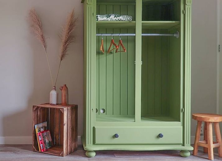 Fruehling im Ferienhaus in Sommelsdijk, Goeree-Overflakkee, Suedholland. Bluehende Baeume umgeben dieses gemuetliche Ferienhaus.