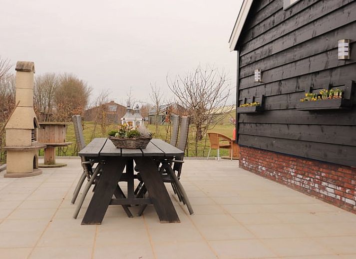 Fruehling im Ferienhaus in Sommelsdijk, Goeree-Overflakkee, Suedholland. Bluehende Baeume umgeben dieses gemuetliche Ferienhaus.