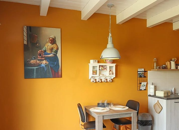 Fruehling im Ferienhaus in Sommelsdijk, Goeree-Overflakkee, Suedholland. Bluehende Baeume umgeben dieses gemuetliche Ferienhaus.