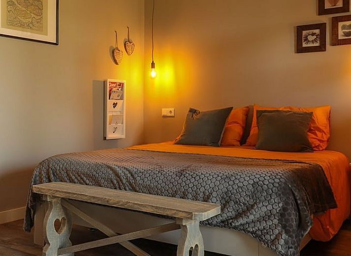 Modernes Badezimmer im Ferienhaus in Sommelsdijk, Goeree-Overflakkee, Suedholland. Komfort und Stil kommen in diesem Raum zusammen.