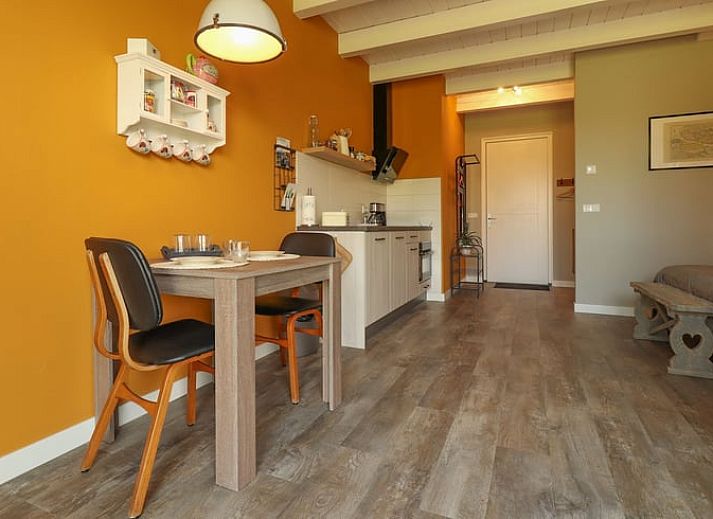 Modernes Badezimmer im Ferienhaus in Sommelsdijk, Goeree-Overflakkee, Suedholland. Komfort und Stil kommen in diesem Raum zusammen.