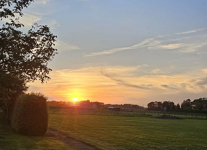 Stilvolle Dusche und Toilette im Ferienhaus in Sommelsdijk, Goeree-Overflakkee, Suedholland. Geniessen Sie luxurioese Annehmlichkeiten.