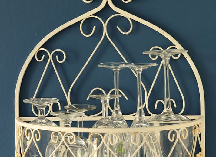 Waschbecken mit dekorativen Tassen im Ferienhaus in Sommelsdijk, Goeree-Overflakkee, Suedholland. Ein Hauch von Tropen im Badezimmer.