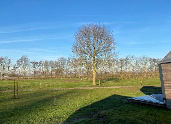 Innenansicht des Ferienhauses in Sommelsdijk mit Blick auf gruene Felder in Suedholland.