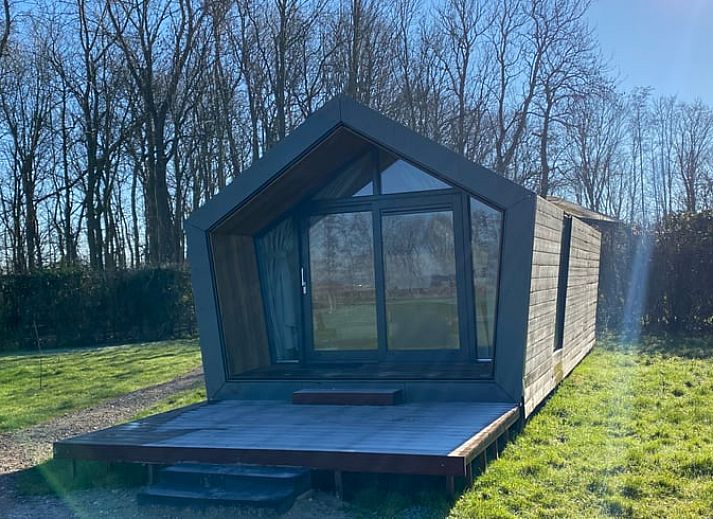 Verlichte veranda van Vakantiehuis in Sommelsdijk, Goeree-Overflakkee, Zuid-Holland, sfeervolle avondambiance.