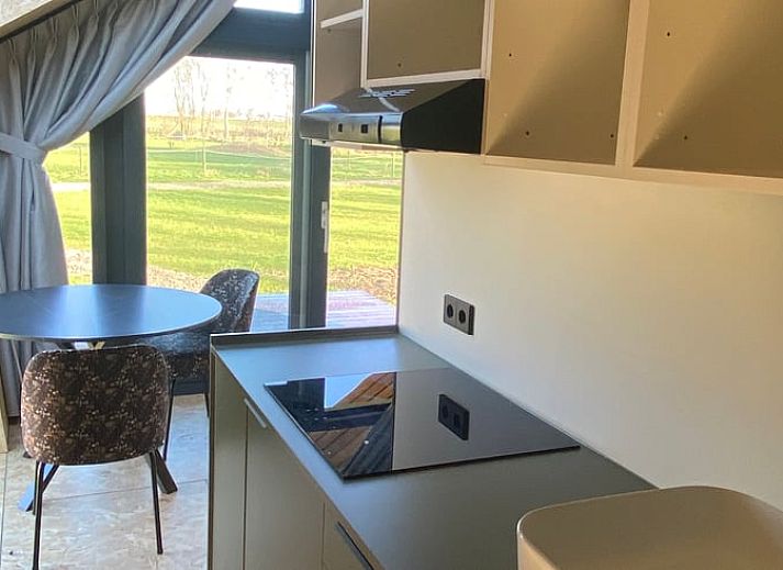 Verlichte veranda van Vakantiehuis in Sommelsdijk, Goeree-Overflakkee, Zuid-Holland, sfeervolle avondambiance.