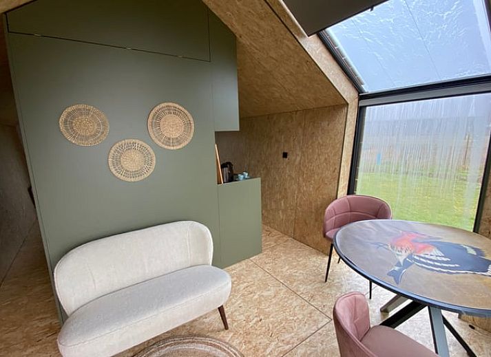 Verlichte veranda van Vakantiehuis in Sommelsdijk, Goeree-Overflakkee, Zuid-Holland, sfeervolle avondambiance.