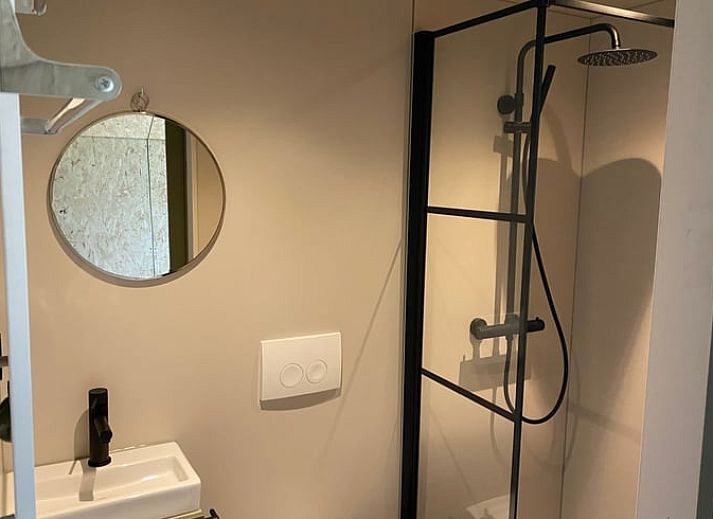 Vakantiehuis in Sommelsdijk, Goeree-Overflakkee, Zuid-Holland, moderne houten lodge in natuurlijke omgeving.