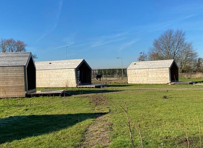 Vakantiehuis in Sommelsdijk, Goeree-Overflakkee, Zuid-Holland, moderne houten lodge in natuurlijke omgeving.