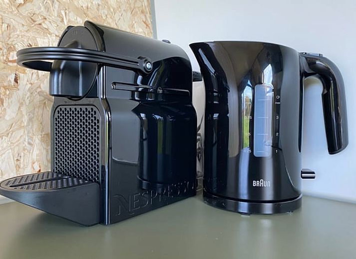 Gemuetliche Essecke im Cottage in Sommeldsijk mit Blick auf gruene Felder, Sommelsdijk, Goeree-Overflakkee.