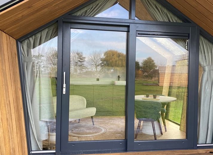 Gemuetliche Essecke im Cottage in Sommeldsijk mit Blick auf gruene Felder, Sommelsdijk, Goeree-Overflakkee.