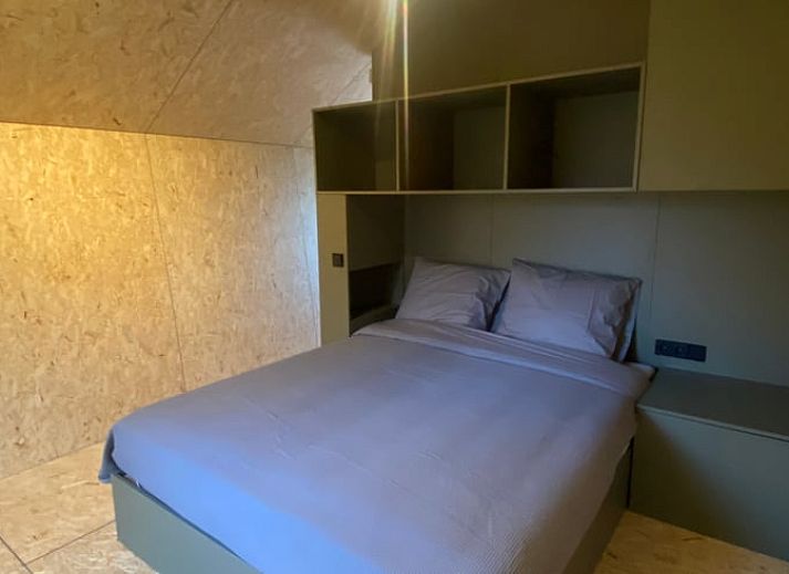 Gemuetliche Essecke im Cottage in Sommeldsijk mit Blick auf gruene Felder, Sommelsdijk, Goeree-Overflakkee.