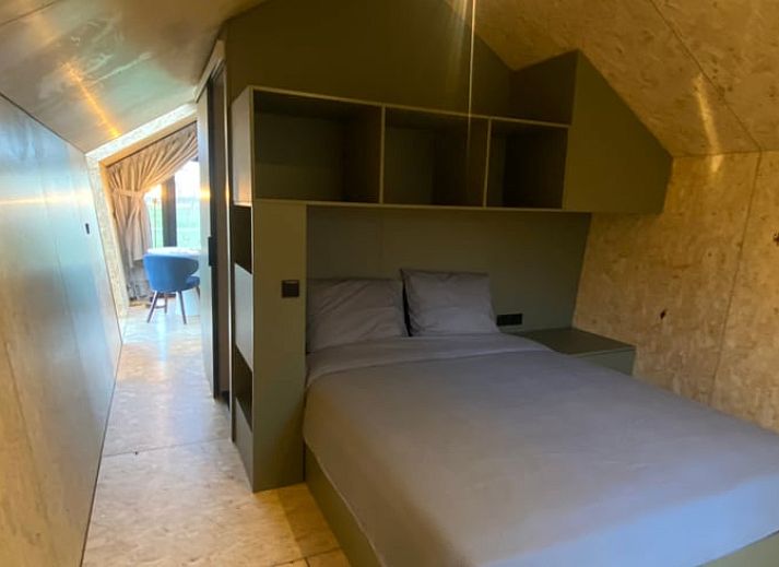 Gemuetliche Essecke im Cottage in Sommeldsijk mit Blick auf gruene Felder, Sommelsdijk, Goeree-Overflakkee.