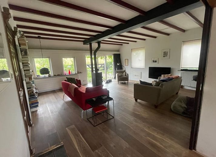 Vakantiehuisje in Goedereede verlicht in de sneeuw, Goeree-Overflakkee, Zuid-Holland.