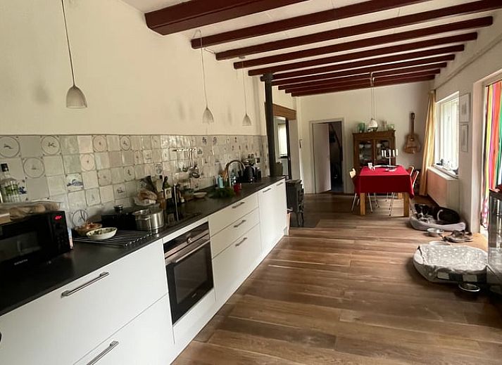 Vakantiehuisje in Goedereede verlicht in de sneeuw, Goeree-Overflakkee, Zuid-Holland.