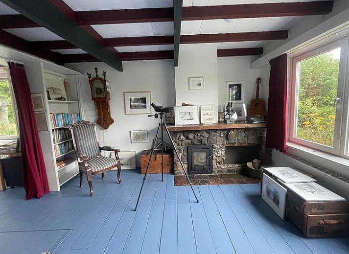 Vakantiehuisje in Goedereede verlicht in de sneeuw, Goeree-Overflakkee, Zuid-Holland.