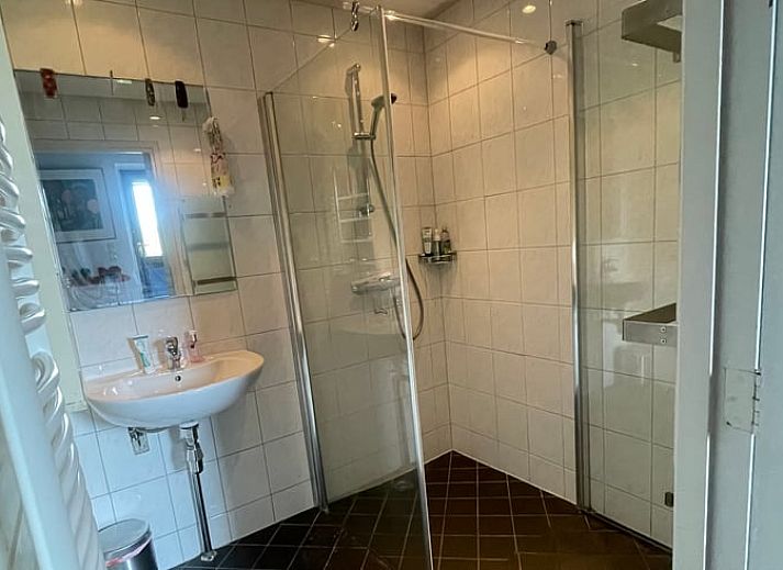 Vakantiehuisje in Goedereede verlicht in de sneeuw, Goeree-Overflakkee, Zuid-Holland.