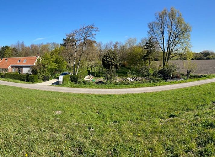 Moderne keuken in Vakantiehuisje in Goedereede, Goeree-Overflakkee, met eettafel en houten vloer.