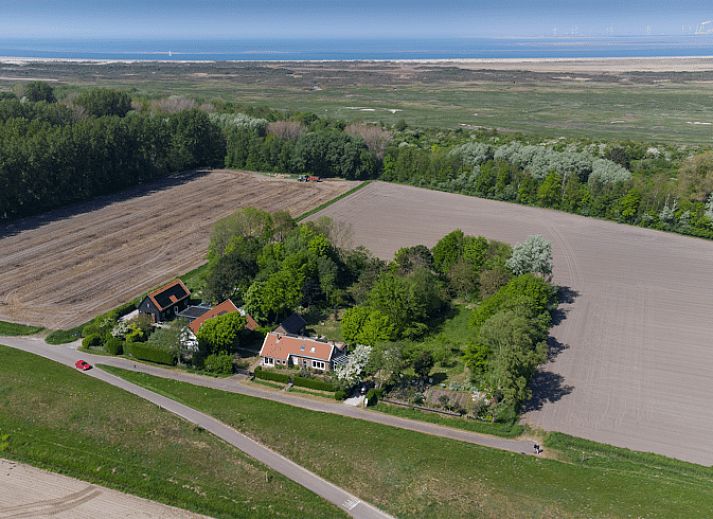 Gezellige zithoek met open haard in Vakantiehuisje in Goedereede, Zuid-Holland.