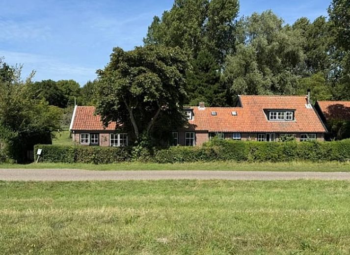 Ferienhaus in Goedereede mit gruenem Garten und natuerlicher Umgebung in Goeree-Overflakkee, Suedholland.