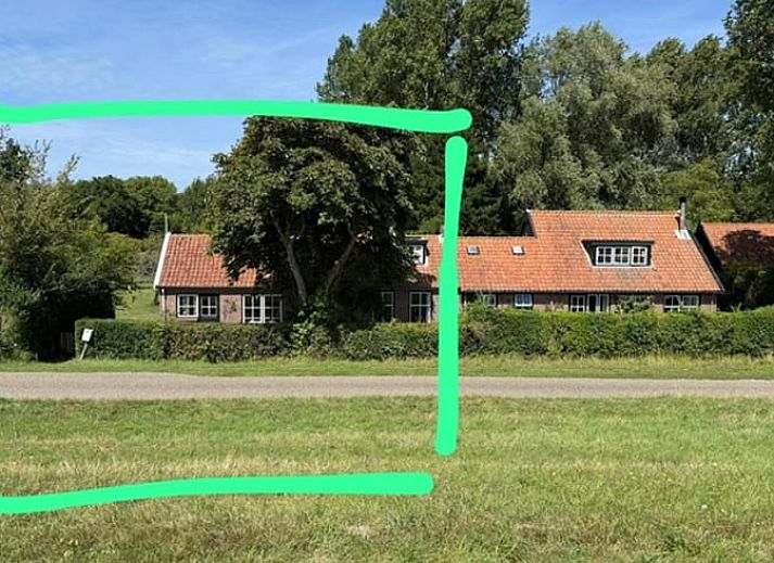 Ferienhaus in Goedereede mit gruenem Garten und natuerlicher Umgebung in Goeree-Overflakkee, Suedholland.