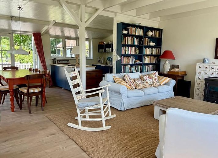 Gemuetliches Ferienhaus in Goedereede mit rotem Dach und gruener Umgebung in Suedholland.