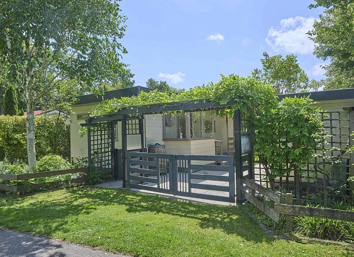 Huisje Joep in Goedereede, charmantes Chalet mit gruenem Garten in Goeree-Overflakkee, Suedholland.