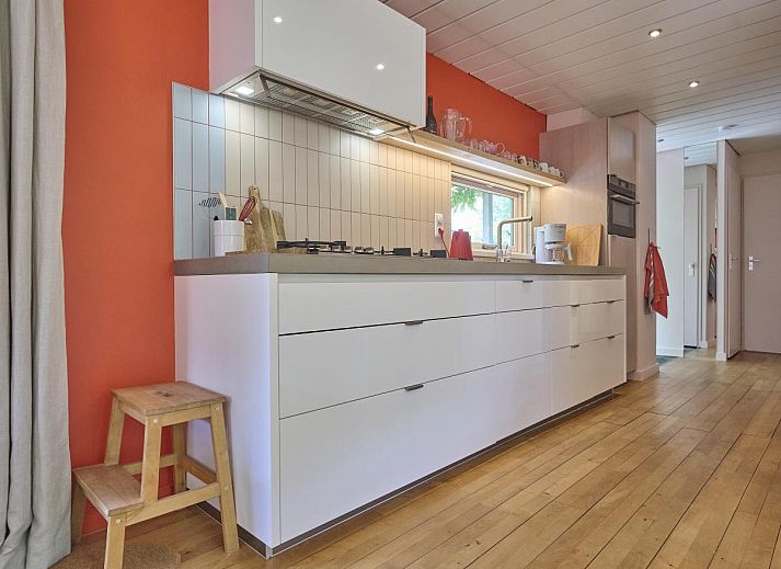 Innenraum von Huisje Joep, helles, modern eingerichtetes Wohnzimmer in Goeree-Overflakkee.